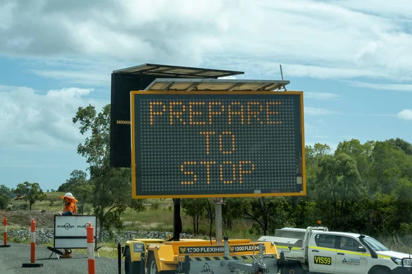 Townsville, Queensland, Avustralya - Mayıs 2022: Otoyol inşaatı sırasında dur işaretine hazır olun.
