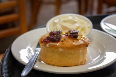 Buzlu limonlu pasta ve üstüne çilek reçeli. Kremalı bir tabakta servis edilir..