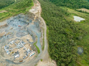 Mackay, Queensland, Avustralya - Mayıs 2022: Altyapı ve bir taş ocağında çalışan ve yol ve diğer amaçlar için endüstriyel kaya ve taş üreten makineler.