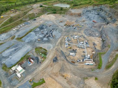 Mackay, Queensland, Avustralya - Mayıs 2022: Altyapı ve bir taş ocağında çalışan ve yol ve diğer amaçlar için endüstriyel kaya ve taş üreten makineler.