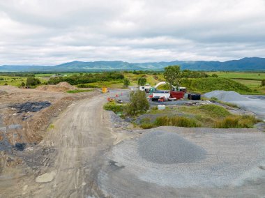 Mackay, Queensland, Avustralya - Mayıs 2022: Altyapı ve bir taş ocağında çalışan ve yol ve diğer amaçlar için endüstriyel kaya ve taş üreten makineler.