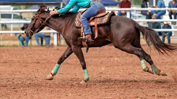 Kvinnlig Ryttare Tävlar Sin Häst Fat Racing Land Rodeo Australien — Stockfoto