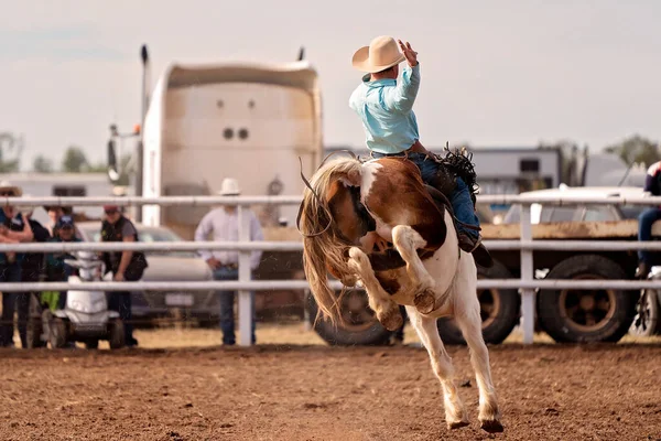 Cowboy Cavalcando Bronco Controtendenza Rodeo Paese Australia — Foto Stock