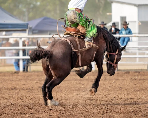 Cowboy Reitet Auf Einer Ruckelnden Bronzefigur Bei Einem Country Rodeo — Stockfoto