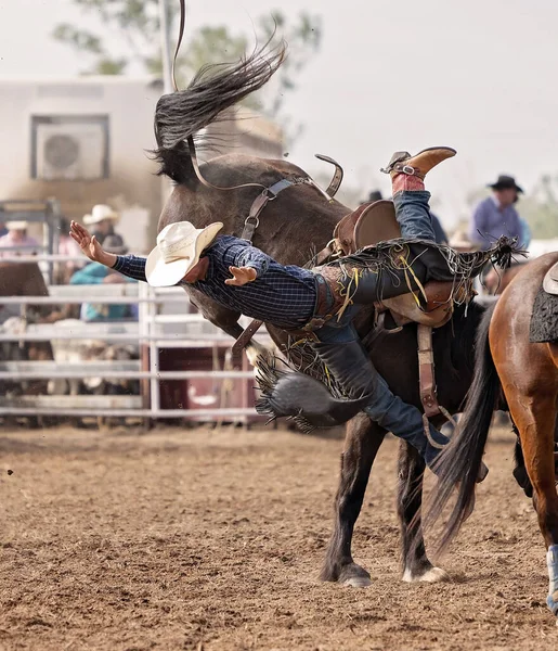 Cowboy Fällt Bei Einem Australischen Country Rodeo Von Einer Ruckelnden — Stockfoto