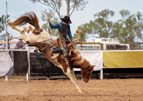 Kowboj Jeżdżący Brykającym Bronku Country Rodeo Australia — Zdjęcie stockowe