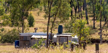 Safir madencilerinin evi Rubyvale ve Sapphire Queensland Avustralya 'daki taş fosil bölgelerinde yaşıyor..