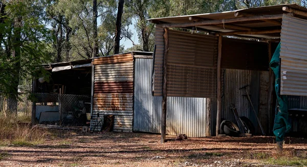 澳大利亚鲁比瓦莱昆士兰州附近一个废弃的蓝宝石矿工棚屋 — 图库照片