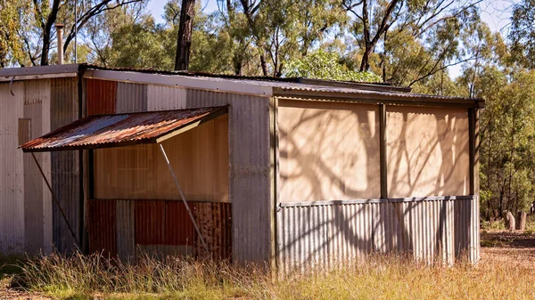 澳大利亚昆士兰州中央高地宝石田中的一个废弃在奖赏放飞区的旧铁皮小屋 典型的租赁持有家在挖掘 奖赏就在鲁比维尔附近 — 图库照片