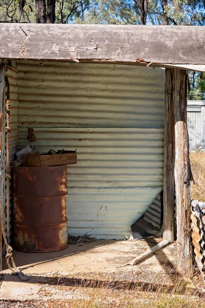 Viejo Cobertizo Estaño Abandonado Abierto Que Alberga Tambor Oxidado Pasado — Foto de Stock