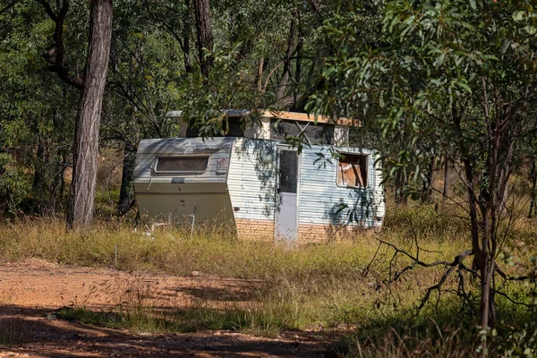 Una Vieja Caravana Abandonada Entre Los Arbustos Las Excavaciones Recompensa — Foto de Stock
