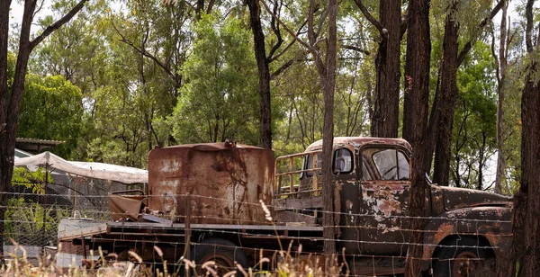 Vieja Camioneta Oxidada Con Tanque Agua Parte Trasera Que Pudre — Foto de Stock