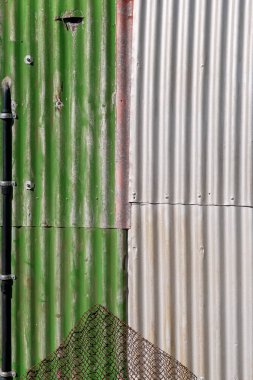 Avustralya 'daki taş tarlalarında terk edilmiş bir kulübede eski bir demir duvar..