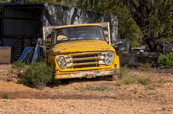 Viejo Camión Oxidado Dejado Para Pudrirse Los Campos Gemas Zafiro — Foto de Stock