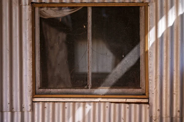 Gezeefd Raam Een Vintage Leegstaande Verlaten Saffier Mijnwerkers Hut Reward — Stockfoto