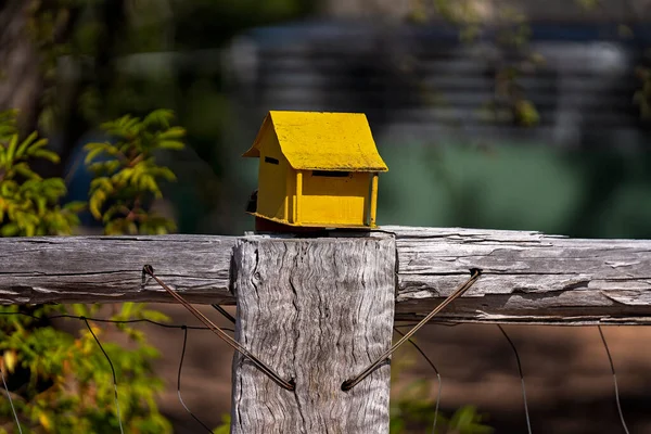 Pequeño Buzón Amarillo Lindo Casa Una Cerca Madera Con Fondo —  Fotos de Stock