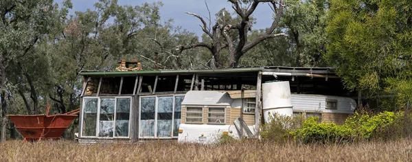 Safirgruvarbetare Som Bor Australiska Ädelfälten Lång Husvagn Och Rutor Glas — Stockfoto