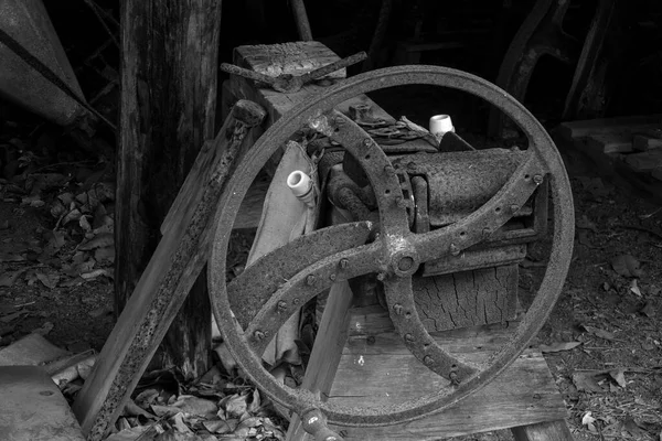 Old Rusted Iron Wheel Placed Other Vintage Objects Historical Heritage — Stock Photo, Image