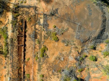 Copperfield Queensland Avustralya 'nın çevresindeki şekillere bakıyorum.
