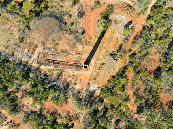 Вид на дымоход Копперфильда восстановлен как туристическая достопримечательность. Все, что осталось от медного рудника Копперфилд, который когда-то имел 22 трубы. Открыт в 1862 году и закрыт в 1880 году.