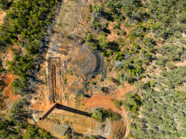 Дымоход Copperfield восстановлен в качестве туристической достопримечательности. Все, что осталось от медного рудника Копперфилд, который когда-то имел 22 трубы. Открыт в 1862 году и закрыт в 1880 году. Вид с высоты беспилотника.