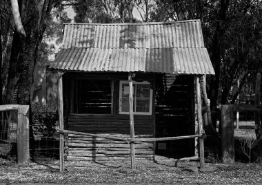 Rubyvale ve Sapphire Queensland Avustralya arasındaki Avustralya mücevher sahalarındaki eski bir madenci kulübesinin yeniden inşa edilmiş bir örneği..