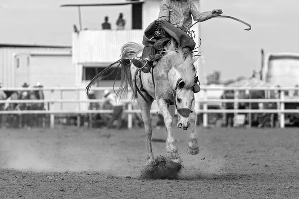 Cowboy Reitet Auf Einer Ruckelnden Bronzefigur Bei Einem Country Rodeo — Stockfoto