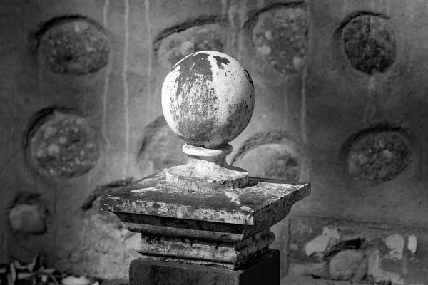 Een Oude Ronde Betonnen Globe Standbeeld Met Ouderdom Gelegen Aan — Stockfoto