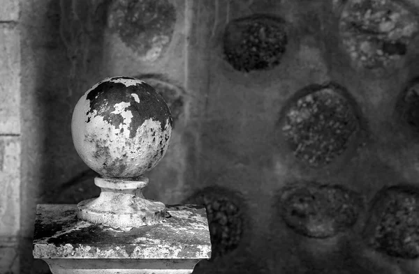 澳大利亚一座年代久远的圆形混凝土球像 座落在一座废弃的石屋前面 旁边是挖掘出的澳大利亚宝石田 — 图库照片