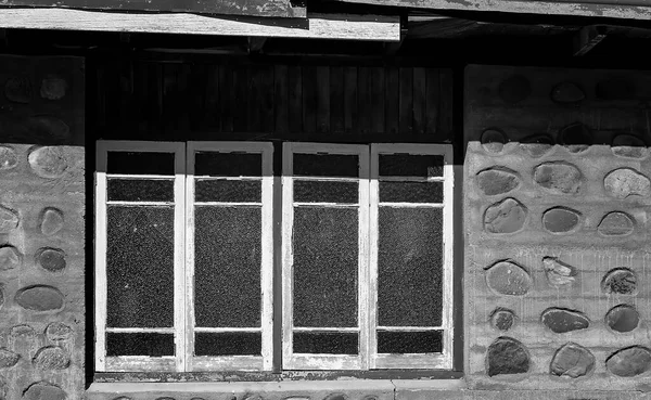 Всередині Кам Яний Фасад Вікнами Стрілчастим Склом Старих Порожніх Покинутих — стокове фото