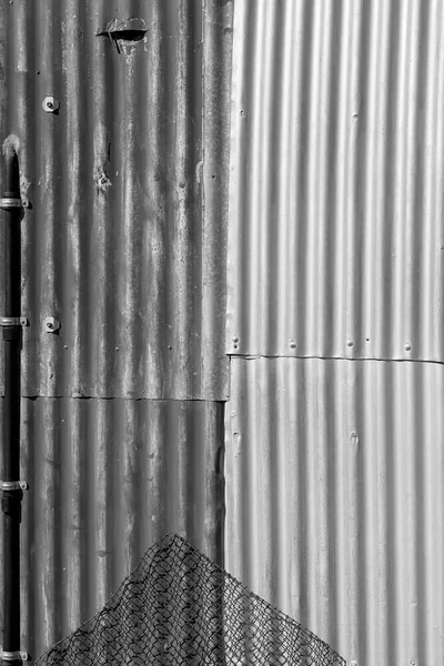澳大利亚宝石田中一座废弃的茅屋上的一面旧波纹铁墙 — 图库照片