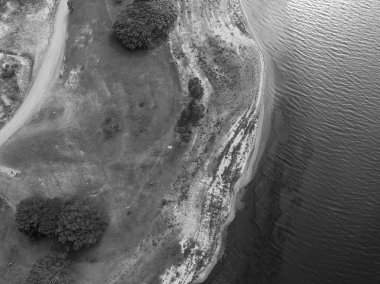 Eungella Barajı Queensland Avustralya. Düşük su seviyeleri, yüzeydeki doku ve desenleri gösteriyor..