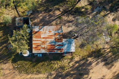 Sultana Hill 'den insansız hava aracıyla alınan ödül kazılarındaki çalılıklarda kiralık bir safirin eski bir safir madenci kulübesi. Sapphire Rubyvale mücevher tarlaları Queensland Avustralya.