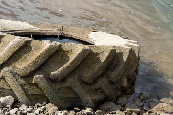Old Rubber Car Tyre Dumped River Low Tide — Stockfoto