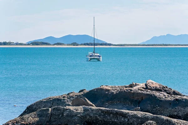 Luxury Catamaran Anchor Shore Oyster Covered Rocks Bowen Queensland Australia — Stock Fotó