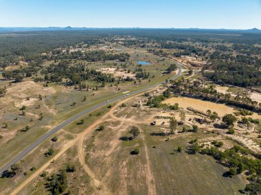 İnsansız hava aracı Avustralya 'nın orta Queensland bölgesindeki safirden maden kazılarına bakıyor. Sapphire ve Rubyvale arasındaki yol.