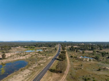 İnsansız hava aracı Avustralya 'nın orta Queensland bölgesindeki safirden maden kazılarına bakıyor. Sapphire ve Rubyvale arasındaki yol..