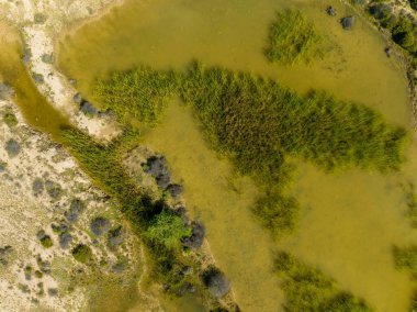 İnsansız hava aracı, Avustralya 'nın orta Queensland bölgesindeki su deposu ile safiri maden kazılarına bakıyor..