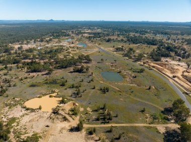 İnsansız hava aracı Avustralya 'nın orta Queensland bölgesindeki safirden maden kazılarına ve yollara bakıyor..