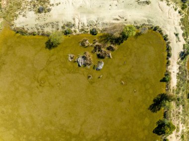 Queensland Avustralya 'daki Sapphire mücevher sahalarında yapılan kazıların insansız hava görüntüsü. Su, çıkarmadan sonra kalan deliklerde birikmiş..