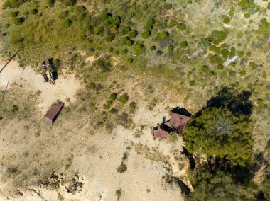 İnsansız hava aracı Avustralya 'daki bir safirin kazılarında kullanılmış ve paslanmış makinelere bakıyor..