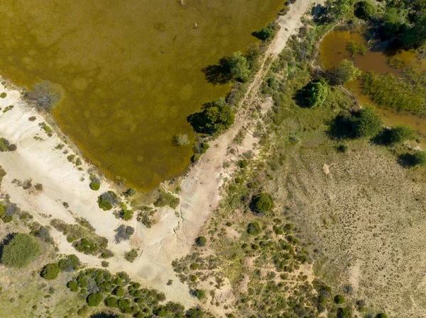 Queensland Avustralya 'daki Sapphire mücevher sahalarında yapılan kazıların insansız hava görüntüsü. Su, çıkarmadan sonra kalan deliklerde birikmiş..