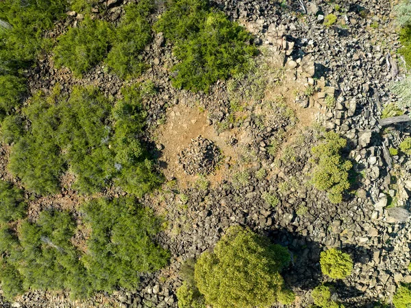 Drone Aerial Pile Rocks Top Stoney Mountain Amongst Bushland — стоковое фото