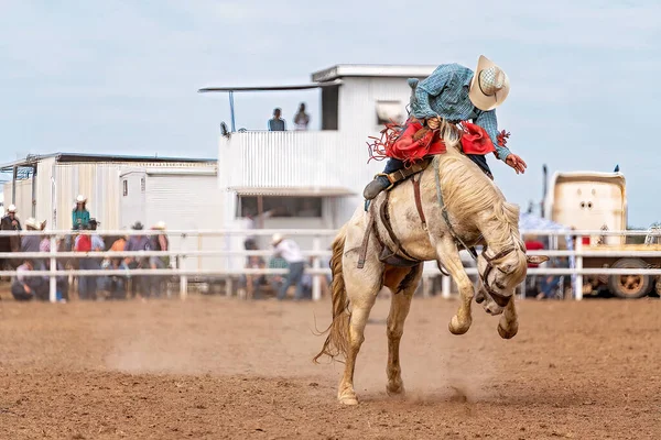 Cowboy Reitet Auf Einer Ruckelnden Bronzefigur Bei Einem Country Rodeo — Stockfoto