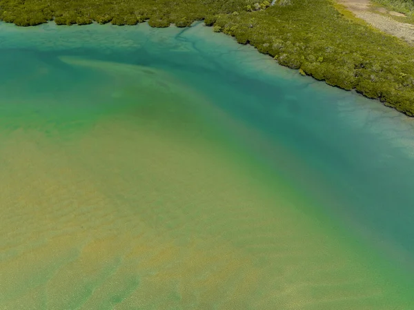 Gelgitin Alçak Suları Güzel Yeşil Tonları Altın Kumları Gösteriyor Tropik — Stok fotoğraf