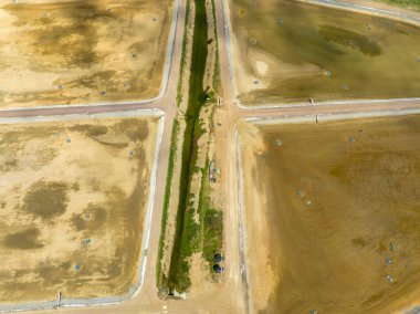 Şu anda kış mevsimi için boş olan karides çiftliğinin insansız hava görüntüsü. Grasstree Sahili Queensland Avustralya.