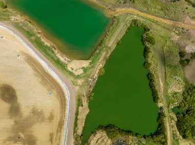Şu anda kış mevsimi için boş olan karides çiftliğinin insansız hava görüntüsü. Grasstree Sahili Queensland Avustralya.