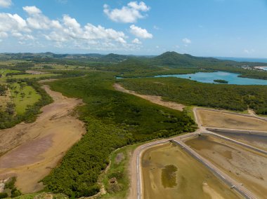 Şu anda kış mevsimi için boş olan karides çiftliğinin insansız hava görüntüsü. Bush geçmişi. Grasstree Sahili Queensland Avustralya.