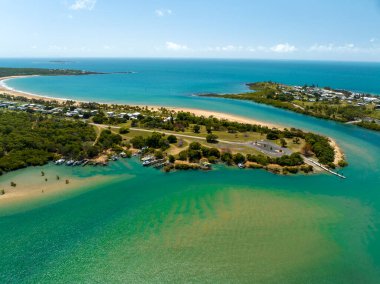 Grasstree Sahili Queensland Avustralya 'nın sahil kenar mahalleleri, güzel okyanus ve mangrovlarla çevrili..