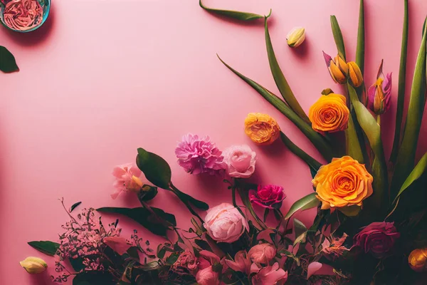 Красивый Розовый Задник Разноцветными Цветками Плоским Видом Сверху Вниз — стоковое фото